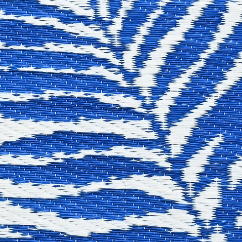 Outdoor Teppich | Für Drinnen und Draußen | Wetterfester Wendeteppich | Leichtgewicht | Blauweiß Palmenblätter